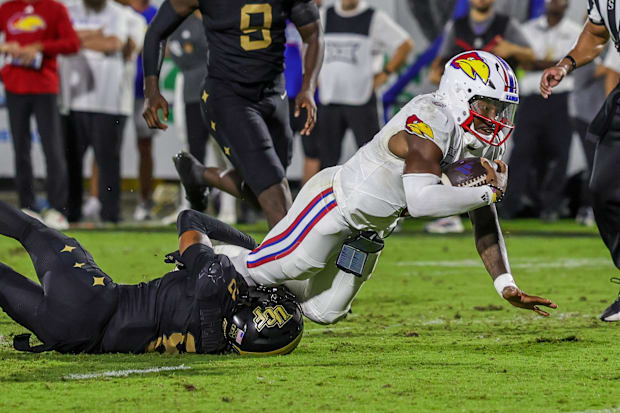 Kansas quarterback Jalon Daniels (6) leads a KU offense that's averaging 35 points per game so far in 2025.