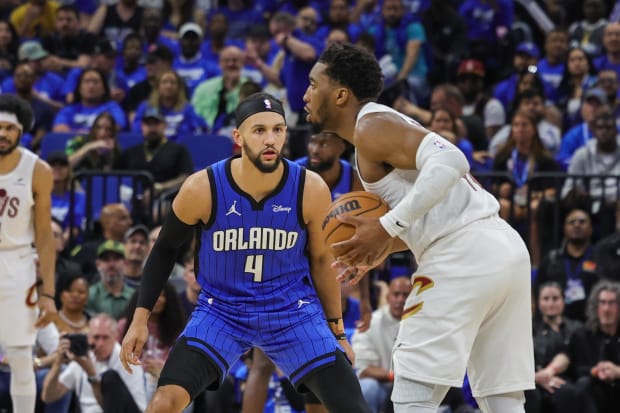 Orlando Magic guard Jalen Suggs (4) defends Cleveland Cavaliers guard Donovan Mitchell (45) 