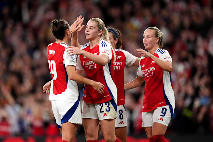 Arsenal players celebrate Caitlin Foord's goal against Valerenga 