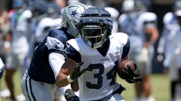  Dallas Cowboys running back Malik Davis (34) runs during training camp at the River Ridge Playing Fields in Oxnard, Californ