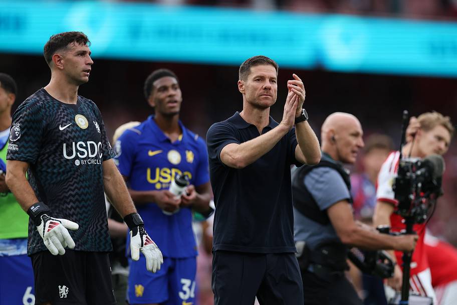 Xabi Alonso claps Chelsea’s fans after defeat against Arsenal. 
