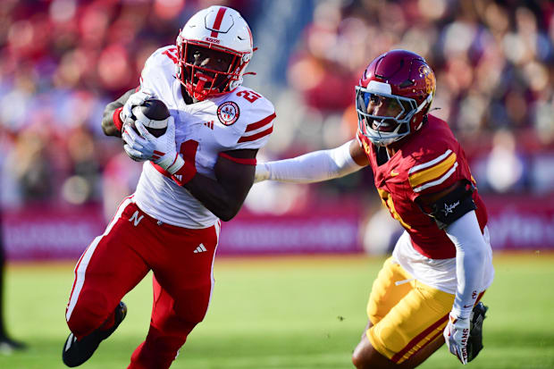 Nebraska Cornhuskers running back Emmett Johnson (21) runs the ball for a touchdown against the Southern California Trojans.