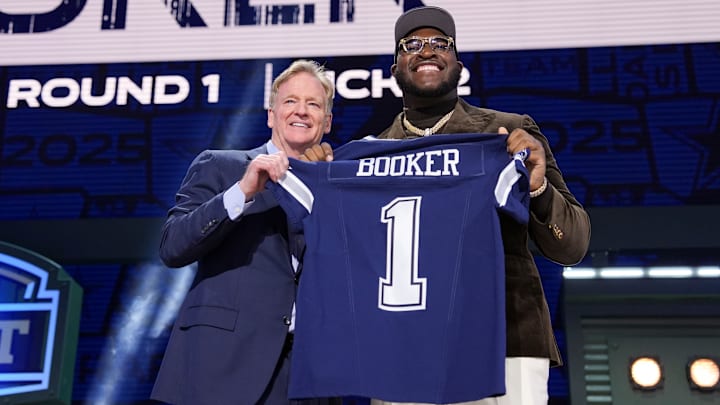 Tyler Booker, elegido en la ronda 1 por los Dallas Cowboys, y el comisionado de la NFL Roger Goodell