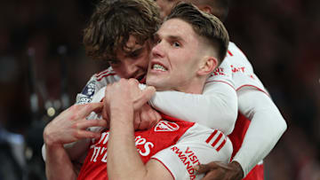 Arsenal voit de plus en plus le trophée de la Premier League à la fin de la saison. Arsenal voit de plus en plus le trophée de la Premier League à la fin de la saison.