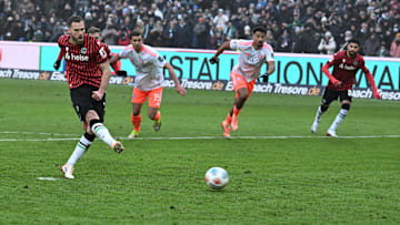 Boris Tomiak jagt den Ball gegen Düsseldorf links am Tor vorbei Boris Tomiak jagt den Ball gegen Düsseldorf links am Tor vorbei