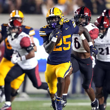 Jaivian Thomas tries to outrun the San Diego State defense