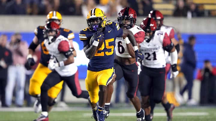 Jaivian Thomas tries to outrun the San Diego State defense