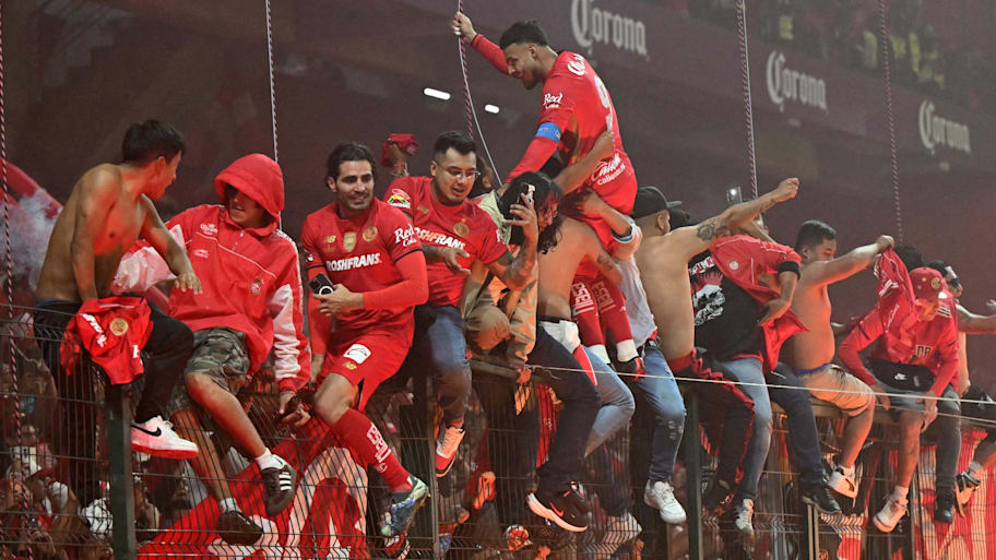 Toluca players and fans celebrating. 