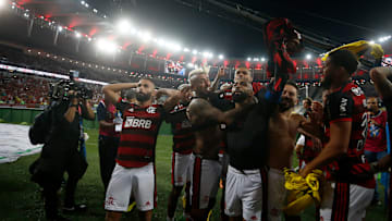 Jogadores do Flamengo comemorando classificação para a final da Copa do Brasil. 