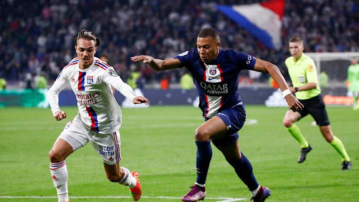 Kylian Mbappe (kanan) disebut kecewa dengan PSG pada bursa transfer musim panas lalu