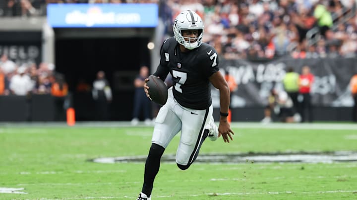 Sep 28, 2025; Paradise, Nevada, USA; Las Vegas Raiders quarterback Geno Smith (7) runs the ball during the first quarter against the Chicago Bears at Allegiant Stadium. Mandatory Credit: Kiyoshi Mio-Imagn Images