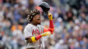 Ronald Acuña Jr. salió del juego del lunes por un pelotazo en el hombro