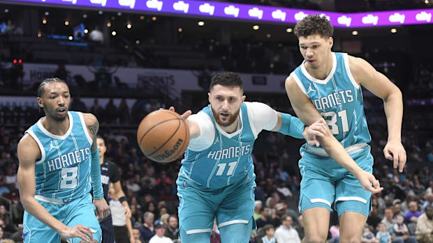 Charlotte Hornets Center Jusuf Nurkic (11) reached a loose ball during the first half against the magic of Orlando