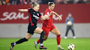 Klara Bühl (in rot) im Duell mit Pia-Sophie Wolter
