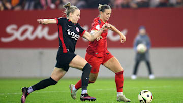 Klara Bühl (in rot) im Duell mit Pia-Sophie Wolter
