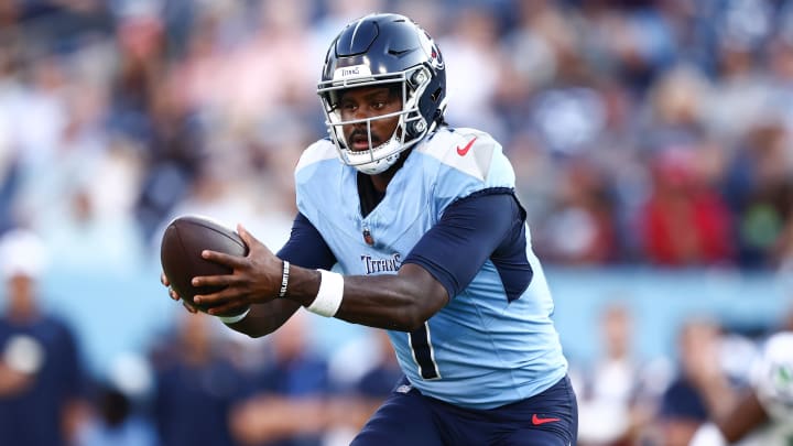 Titans quarterback Malik Willis catches a snap in the second quarter of a game against the Seattle Seahawks at Nissan Stadium.