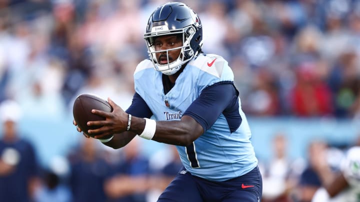 Tennessee Titans quarterback Malik Willis (7) catches a snap in the second quarter of the game agains the Seattle Seahawks at Nissan Stadium.