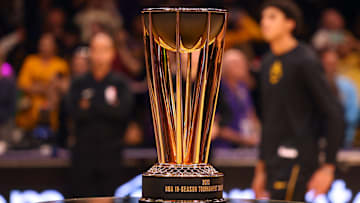 New York Knicks v Los Angeles Lakers