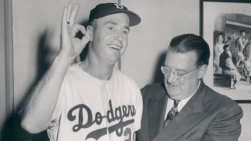 Walter O'Malley, a la derecha, fue presidente de los Dodgers de Los Angeles, y el responsable de que el equipo abandonara Brooklyn
