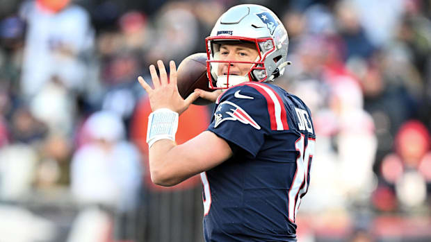 New England Patriots quarterback Mac Jones (10) prepares to throw the ball against the New York Jets