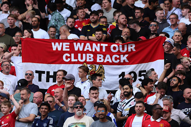 แฟนบอลแมนยูฯ แสดงป้ายข้อความ 'เราต้องการสโมสรของเราคืน' ที่ฟูแลม