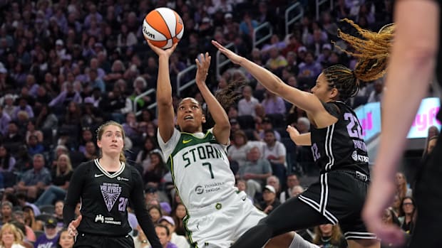 Storm guard Zia Cooke (7) shoots against Golden State Valkyries guard Veronica Burton