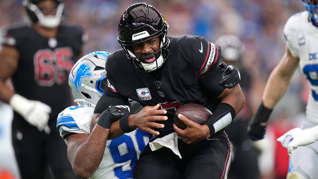 Detroit Lions defensive end D.J. Wonnum (98) sacks Arizona Cardinals quarterback Jacoby Brissett (7) at State Farm Stadium in Glendale on Oct. 11, 2026.