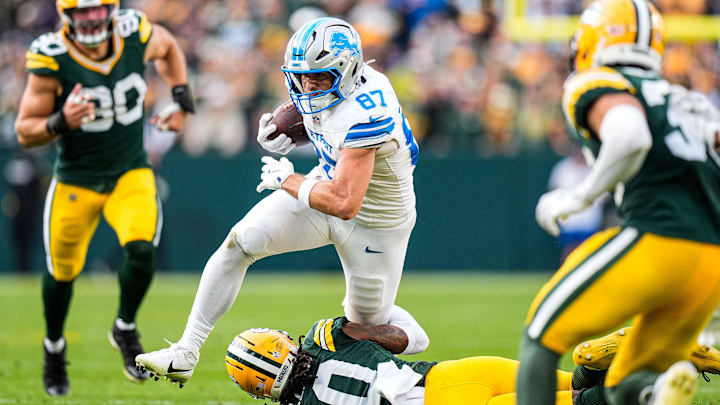 Detroit Lions tight end Sam LaPorta (87) makes a catch against Green Bay Packers safety Javon Bullard (20) during the second half at Lambeau Field in Green Bay, Wis., on Sunday, September 7, 2025.