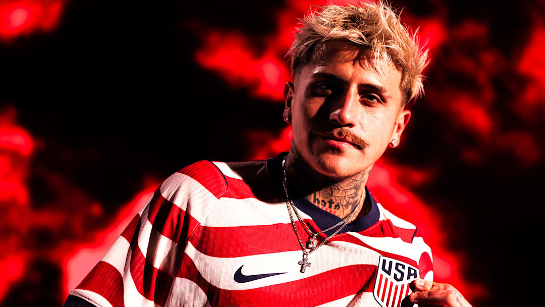 Diego Luna portando el jersey de la selección para el Mundial 2026