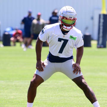 Jun 10, 2024; Foxborough, MA, USA; New England Patriots wide receiver JuJu Smith-Schuster (7) stretches before the start of minicamp at Gillette Stadium. Mandatory Credit: Eric Canha-USA TODAY Sports