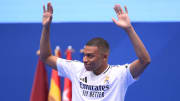 Kylian Mbappé hier lors de sa présentation devant le public du Santiago-Bernabeu