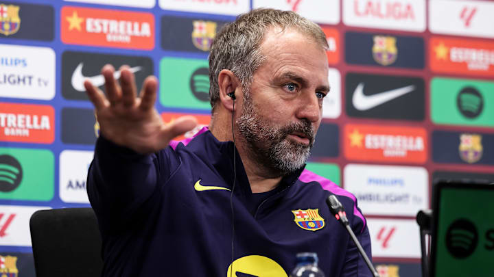 Hansi Flick sucht einen neuen Innenverteidiger Hansi Flick sucht einen neuen Innenverteidiger