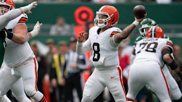 Cleveland Browns quarterback Dillon Gabriel (8) throws a pass during an NFL Week 10 game between the New York Jets and the Cleveland Browns at MetLife Stadium on Sunday, Nov. 9, 2025.