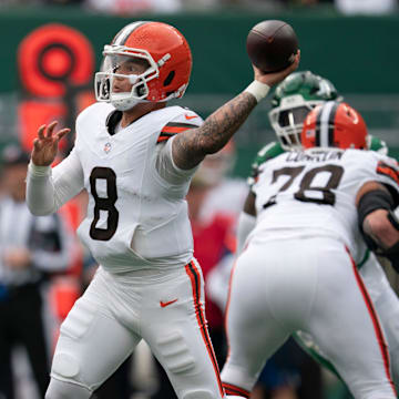 Cleveland Browns quarterback Dillon Gabriel (8) throws a pass during an NFL Week 10 game between the New York Jets and the Cleveland Browns at MetLife Stadium on Sunday, Nov. 9, 2025.