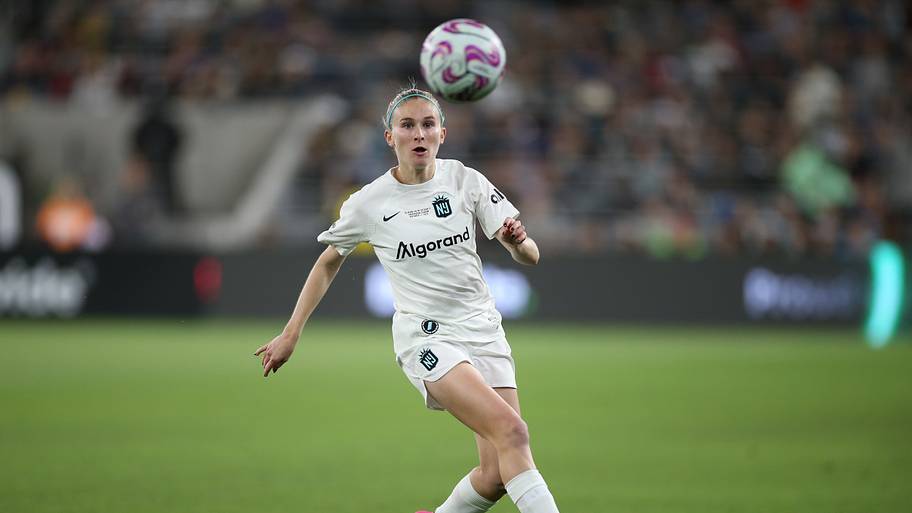Jenna Nighswonger (32) watches the ball against OL Reign