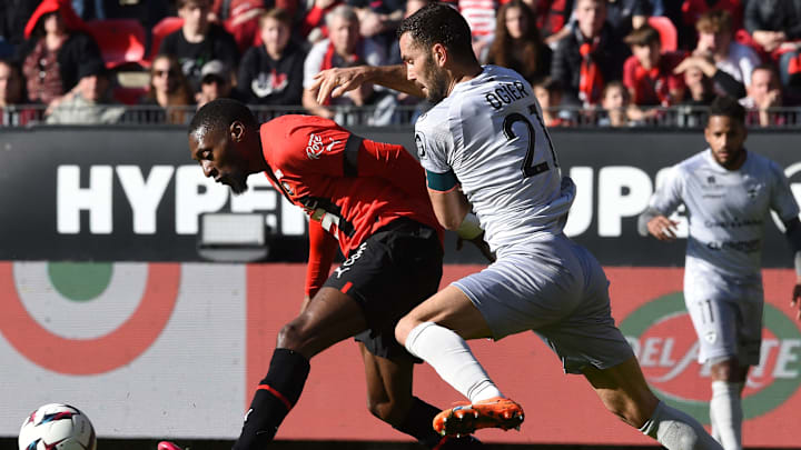 Karl Toko Ekambi topu saklıyor.