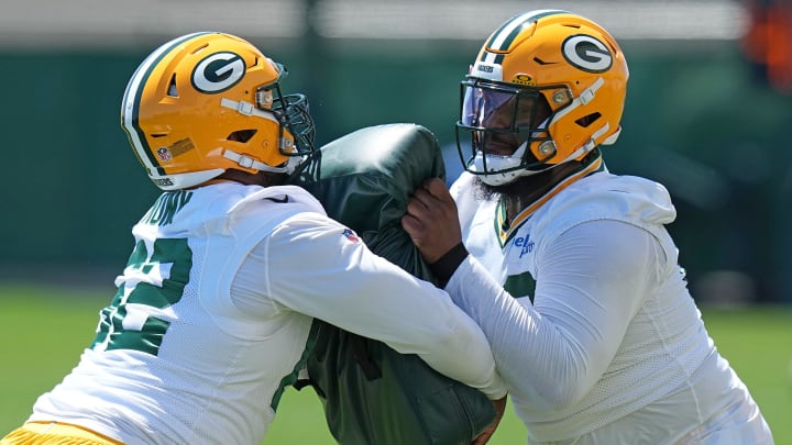 Green Bay Packers offensive tackle Rasheed Walker (right) works with rookie offensive lineman Jacob Monk during OTAs.