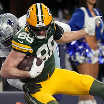 Jan 14, 2024; Arlington, Texas, USA; Green Bay Packers tight end Luke Musgrave (88) scores a touchdown despite the efforts of Dallas Cowboys safety Jayron Kearse (1) during the third quarter in a 2024 NFC wild card game at AT&T Stadium. Mandatory Credit: Mark Hoffman-Imagn Images
