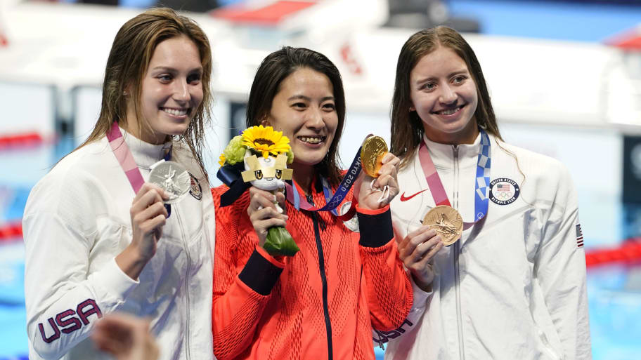 Alex Walsh, Yui Ohashi and Kate Douglass with their medals for the women’s 200m IM at Tokyo Olympics