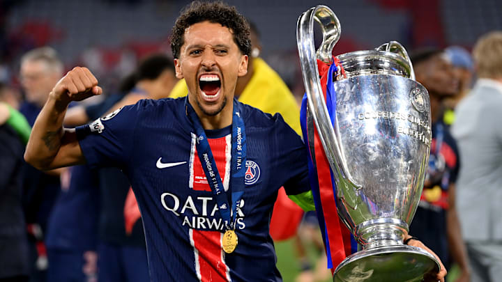 Marquinhos et ses coéquipiers ont signé les murs du vestiaire parisien. Marquinhos et ses coéquipiers ont signé les murs du vestiaire parisien.