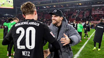 Gladbach-Coach Eugen Polanski freut sich mit Luca Netz