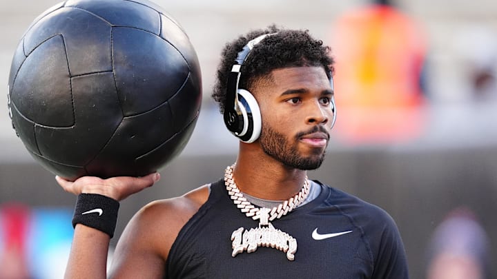 Sanders rocking his "LEGENDARY" chain. Sanders rocking his "LEGENDARY" chain.