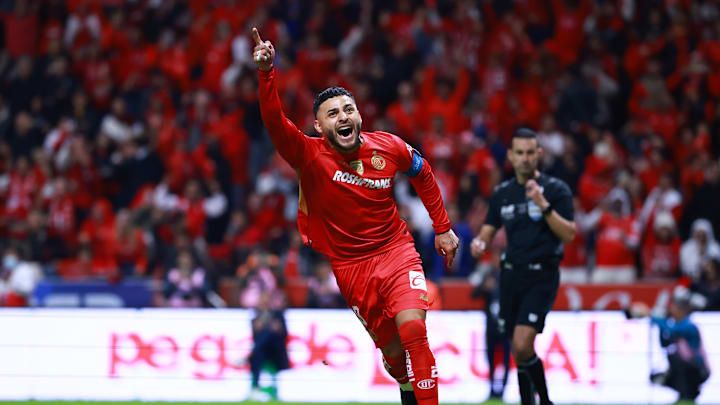 El disparo definitivo fue convertido por Alexis Vega, quien, pese a reaparecer tras superar molestias físicas, selló el título escarlata en el estadio Nemesio Diez. El disparo definitivo fue convertido por Alexis Vega, quien, pese a reaparecer tras superar molestias físicas, selló el título escarlata en el estadio Nemesio Diez.