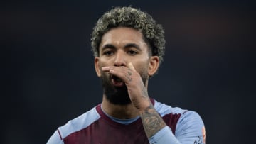 Douglas Luiz tem contrato até meados de 2026 com o Barcelona.