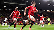 Kobbie Mainoo, Harry Maguire et Bruno Fernandes en extase après un but de Manchester United contre l'Olympique Lyonnais