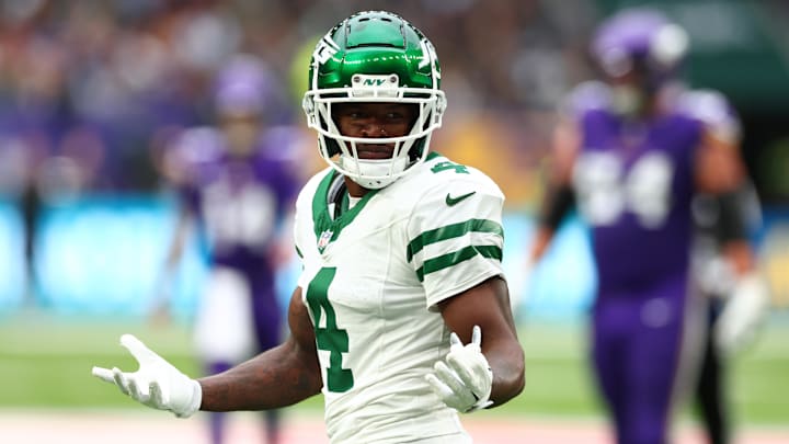New York Jets Defensive Back D.J. Reed (4) complains about a flag in the second quarter against Minnesota Vikings New York Jets Defensive Back D.J. Reed (4) complains about a flag in the second quarter against Minnesota Vikings