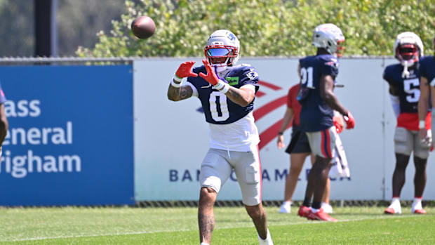 New England Patriots cornerback Christian Gonzalez (0) does a drill during training camp.