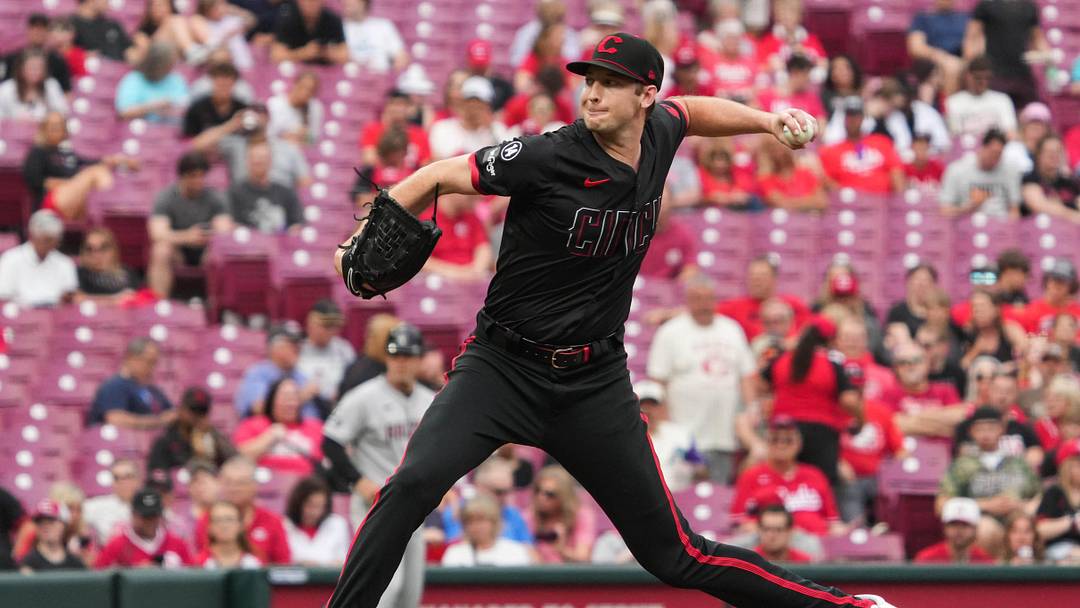 Reds Nick Lodolo (40) throws his first pitch during their game against the Diamondbacks at Great American Ball Park on Friday June 6, 2025.