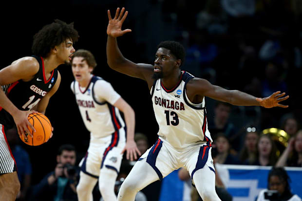 Gonzaga Bulldogs forward Graham Ike (13) defends Georgia Bulldogs forward Asa Newell (14). 
