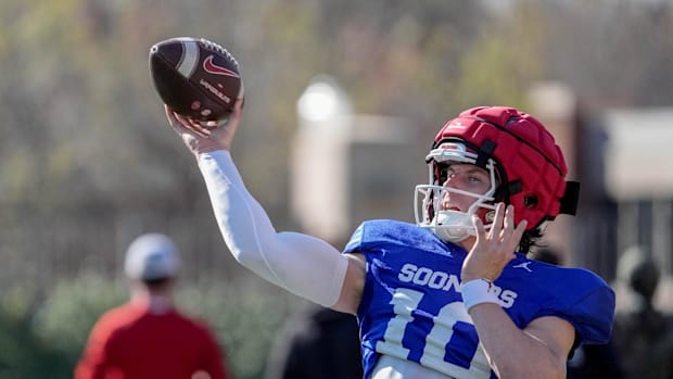 Oklahoma Sooners quarterback John Mateer (10) 